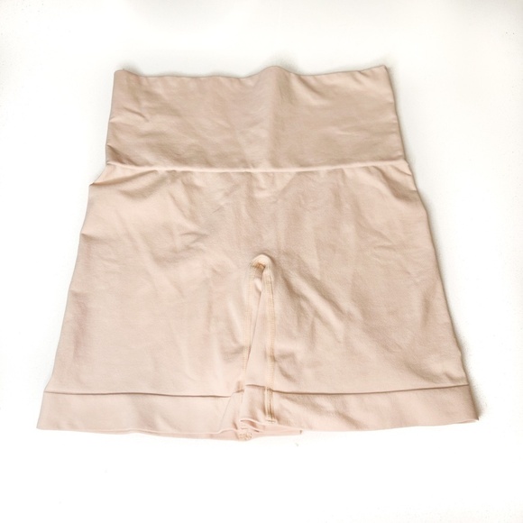 Spanx Shorts Women's Tummy Control Shorts 6" Nude Color - Picture 1 of 3
